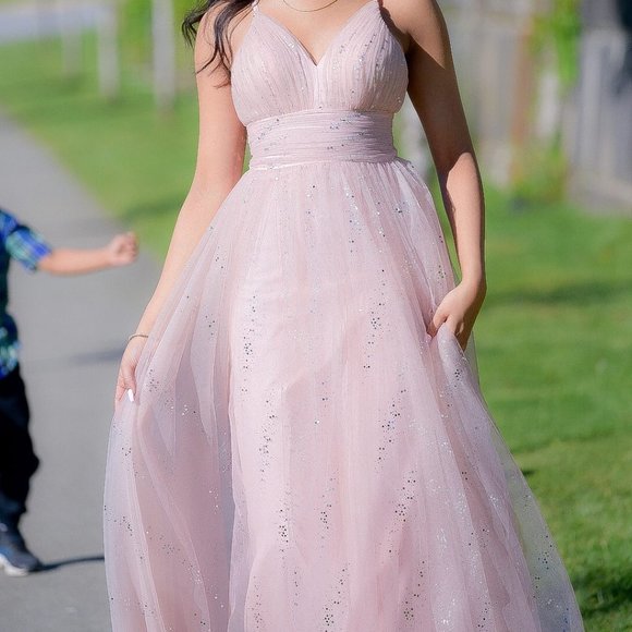 Graduation gown - Picture 1 of 4